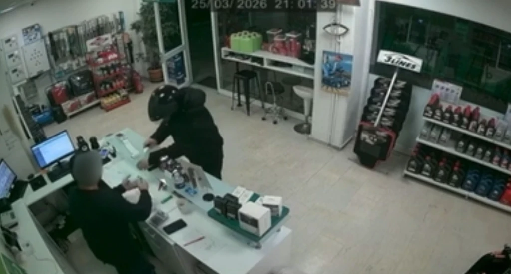 Στιγμές τρόμου στο Αγρίνιο: Βίντεο ντοκουμέντο από ληστεία σε βενζινάδικο – Ο δράστης απείλησε με μαχαίρι