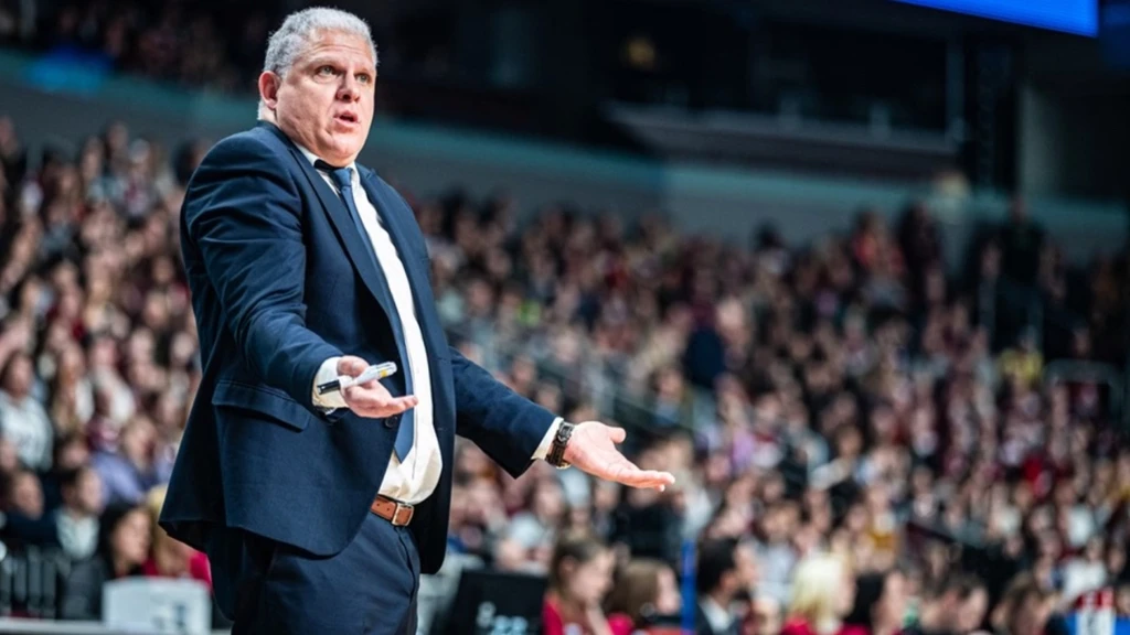 Επέστρεψε στην Αθήνα από τον Λίβανο ο έλληνας προπονητής της εθνικής Ιράν