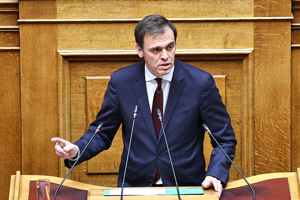 Δημήτρης Μάντζος: Τι είπε για τη χρήση στίχων από το «Ferto» σε ομιλία του στη Βουλή