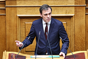 Δημήτρης Μάντζος: Τι είπε για τη χρήση στίχων από το «Ferto» σε ομιλία του στη Βουλή