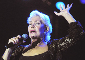 «Χαμαιλέων που άλλαζε όλα τα χρώματα της μουσικής» – Αποχαιρετούν τη Μαρινέλλα μιλώντας στα «ΝΕΑ»