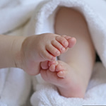 Υπόθεση κακοποίησης βρέφους στην Ηλεία: Οι δαγκωματιές προήλθαν από τα ξαδέλφια του, λέει η μητέρα