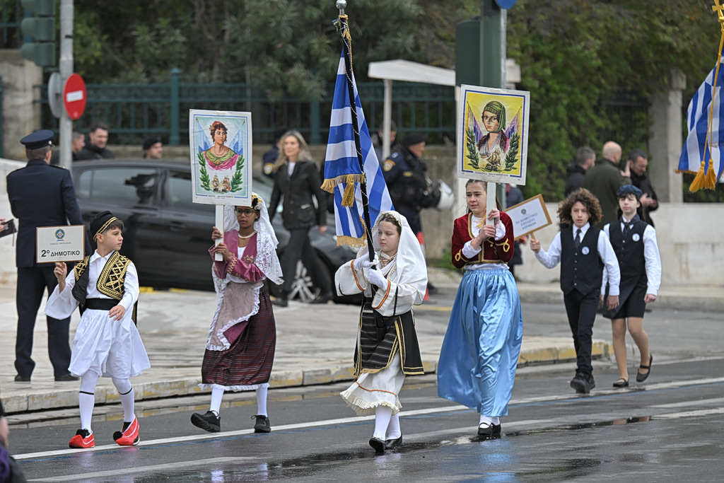 Φωτογραφίες από τη μαθητική παρέλαση στην Αθήνα – Εκατοντάδες κόσμου στην Πανεπιστημίου