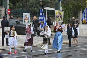 Φωτογραφίες από τη μαθητική παρέλαση στην Αθήνα – Εκατοντάδες κόσμου στην Πανεπιστημίου