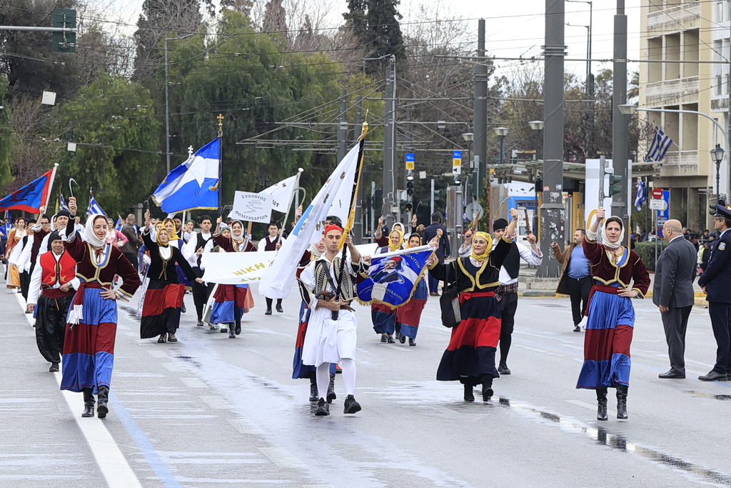 Φωτογραφίες από τη μαθητική παρέλαση στην Αθήνα – Εκατοντάδες κόσμου στην Πανεπιστημίου