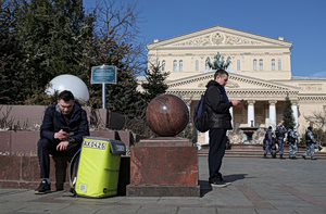 Εκτός δικτύου η Μόσχα – Μετρητά, χάρτες και σιωπηλά κινητά