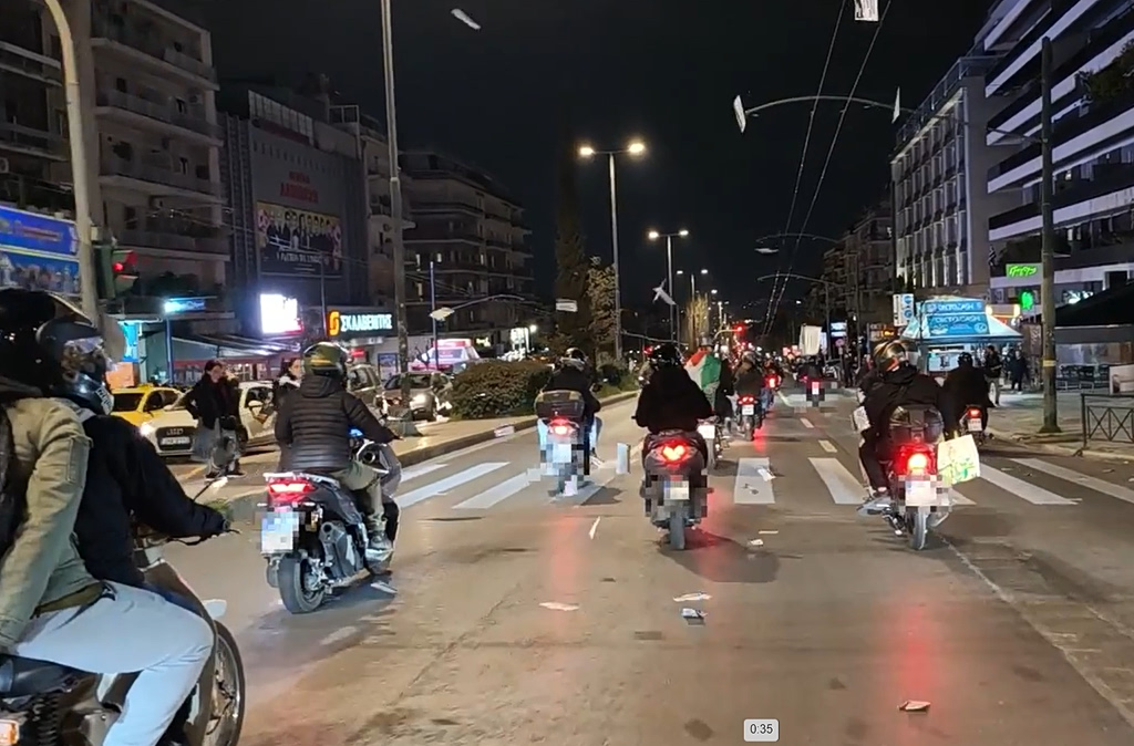 Μοτοπορεία με καπνογόνα και συνθήματα στο κέντρο της Αθήνας – «Κάτω τα χέρια απ’ τα Προσφυγικά» (video)