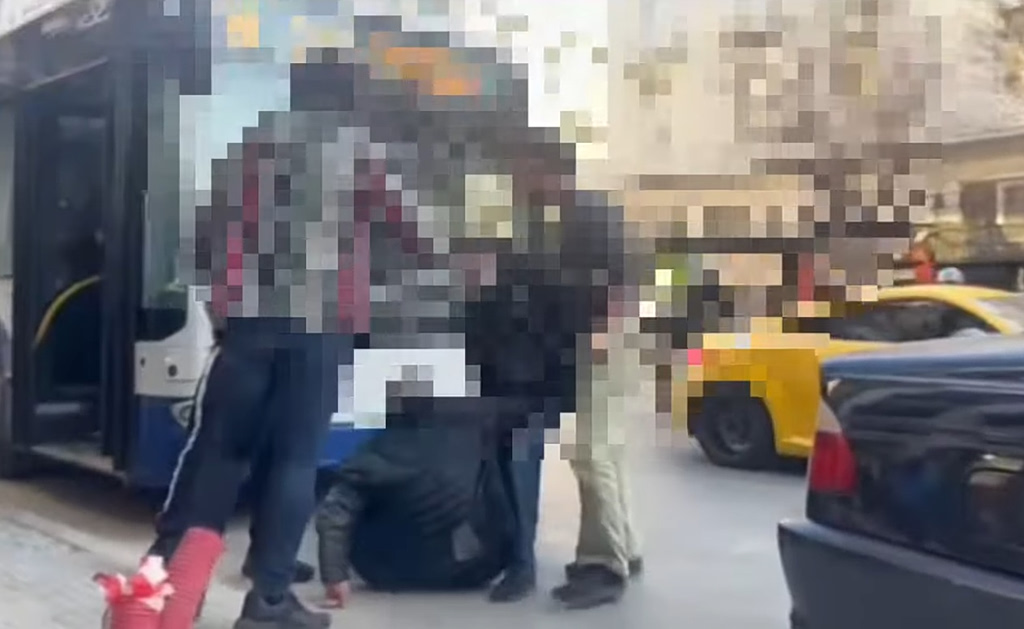 Άγριο ξύλο μέρα-μεσημέρι ανάμεσα σε οδηγό του ΟΑΣΘ και οδηγό Ι.Χ. (video)