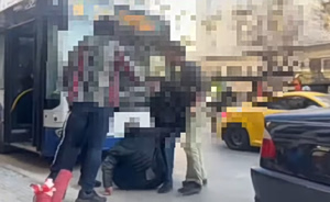 Άγριο ξύλο μέρα-μεσημέρι ανάμεσα σε οδηγό του ΟΑΣΘ και οδηγό Ι.Χ. (video)