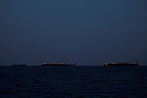 Τραμπ σε Ιράν: Αφαιρέστε άμεσα νάρκες από τα Στενά του Ορμούζ –  Σφοδροί βομβαρδισμοί σε Λίβανο και Τεχεράνη