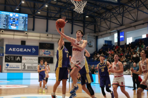 Φοβερή φάση: Ο Θανάσης Σπανούλης έκλεψε και κάρφωσε υπό το βλέμμα του πατέρα του (vid)