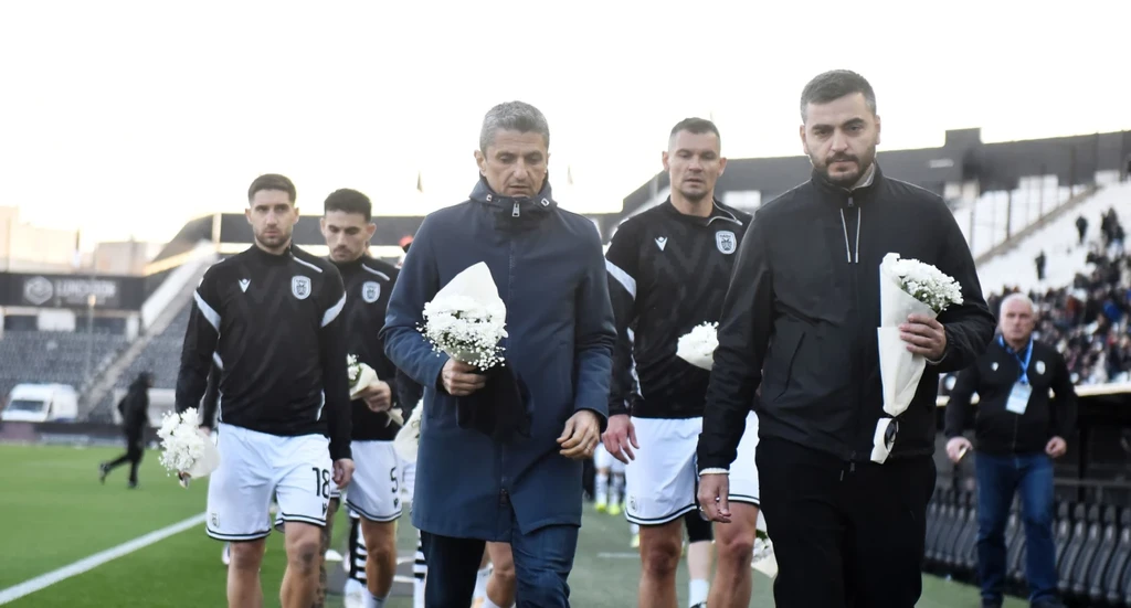 Λουλούδια και στεφάνια κατέθεσαν οι παίκτες στη μνήμη του αδικοχαμένου οπαδού (photos)
