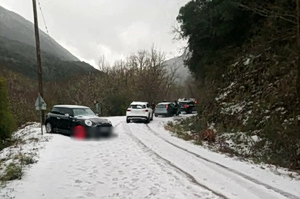 Σφοδρή χαλαζόπτωση στο Πάπιγκο εγκλώβισε οχήματα – Ι.Χ. βρέθηκε στο «χείλος» του γκρεμού