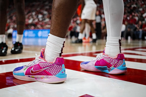 Το μυστικό πίσω από το τρίξιμο των αθλητικών παπουτσιών στο παρκέ