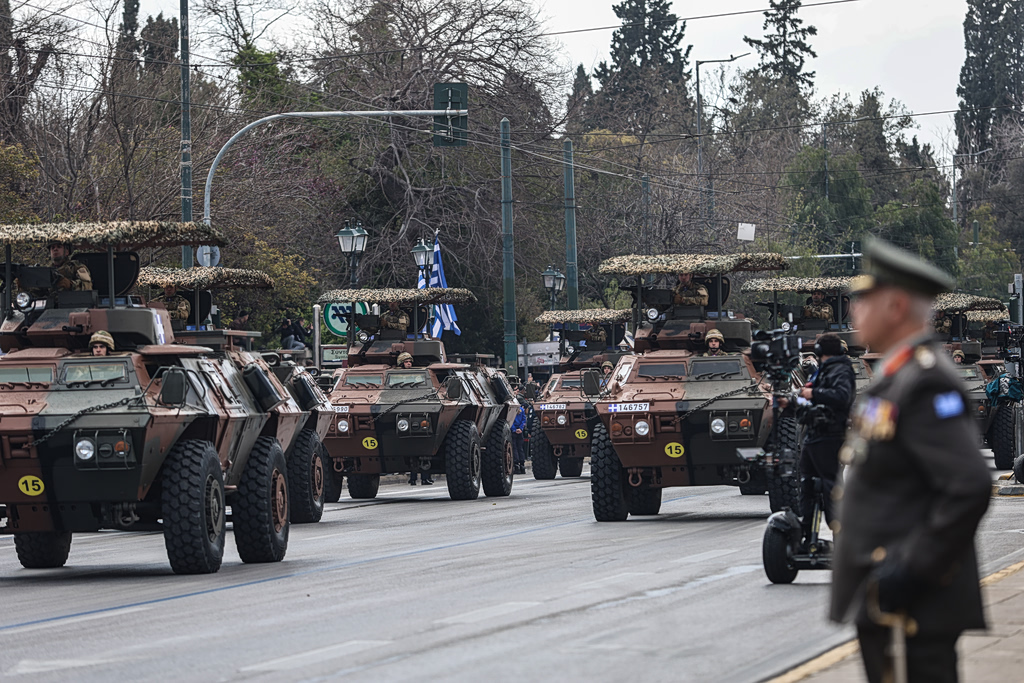 Παρέλαση 25ης Μαρτίου: Η εντυπωσιακή επίδειξη των Ενόπλων Δυνάμεων – Άρματα μάχης και πλήθος κόσμου στο Σύνταγμα