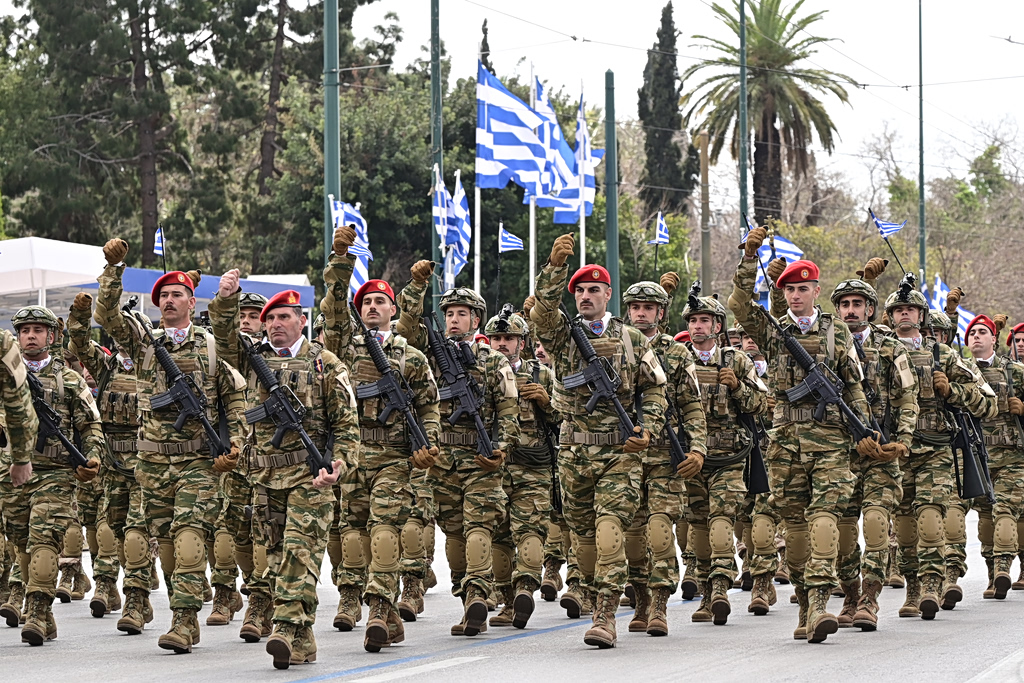 Παρέλαση 25ης Μαρτίου: Η εντυπωσιακή επίδειξη των Ενόπλων Δυνάμεων – Άρματα μάχης και πλήθος κόσμου στο Σύνταγμα