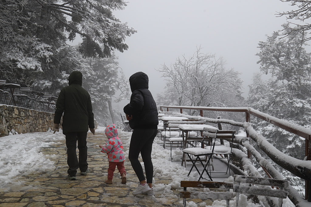 Ανοιξιάτικη χιονόπτωση στην Αττική: Άσπρισε η Πάρνηθα – Λασποβροχές το Σάββατο