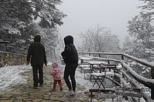 Ανοιξιάτικη χιονόπτωση στην Αττική: Άσπρισε η Πάρνηθα – Λασποβροχές το Σάββατο