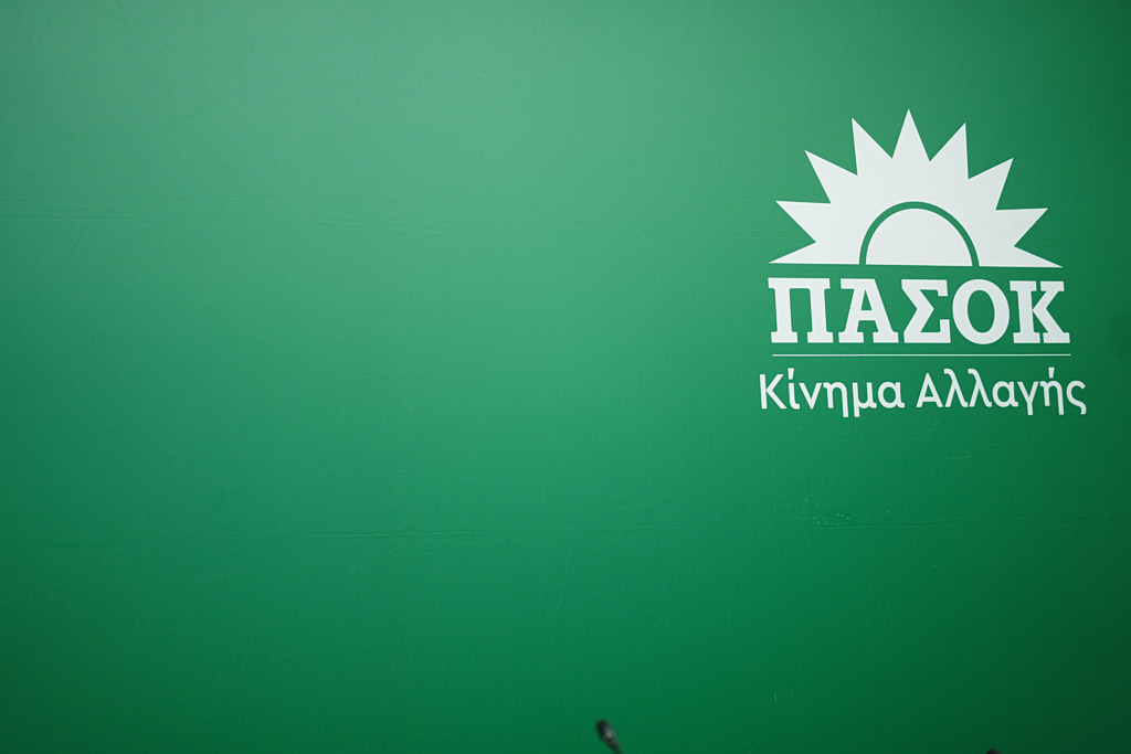ΠΑΣΟΚ – Τσουκαλάς: Η κυβέρνηση επιλέγει την απραξία για να μην ενοχλήσει ισχυρά συμφέροντα – Καμία λύση χωρίς παρέμβαση σε ΕΦΚ και ΦΠΑ