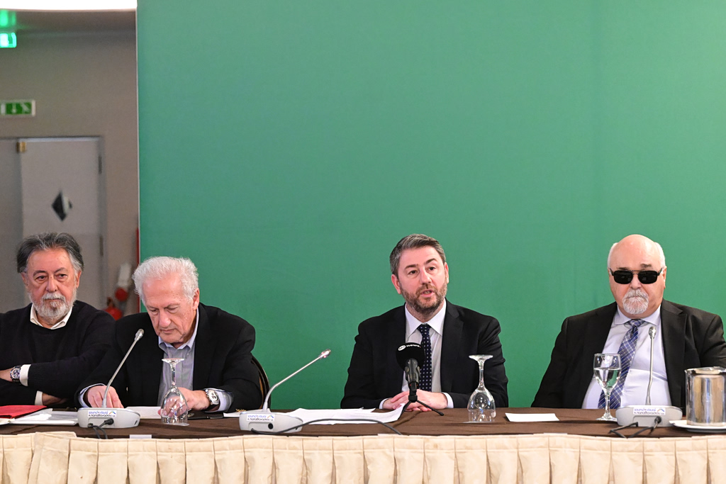 ΠΑΣΟΚ: Ενοποίηση του κόμματος για το μπόνους και συνέδριο πριν από την εκλογή αρχηγού στην ατζέντα Ανδρουλάκη