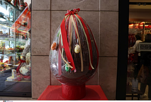 Πασχαλινό ωράριο: Πώς λειτουργούν τα καταστήματα σε Αθήνα, Πειραιά, Θεσσαλονίκη – Ποια Κυριακή ανοίγουν