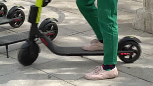 Αυξάνονται τα ατυχήματα με ηλεκτρικό πατίνι – Εκατοντάδες παιδιά στα νοσοκομεία