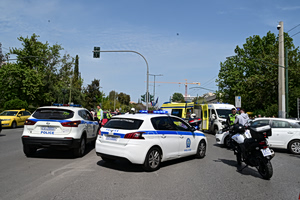 Τρόμος στον Πειραιά: 20χρονος χωρίς δίπλωμα παρέσυρε γυναίκα και προκάλεσε ζημιές σε οχήματα και μαγαζί