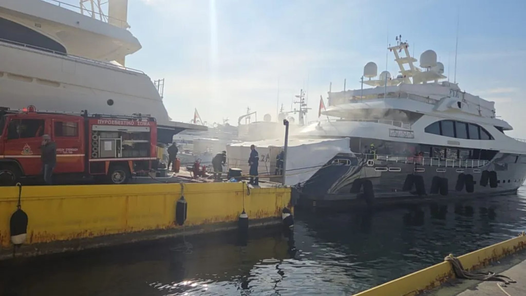 Πέραμα: Φωτιά σε σκάφος στα Ναυπηγεία – Όλοι οι ναυτικοί είναι καλά στην υγεία τους