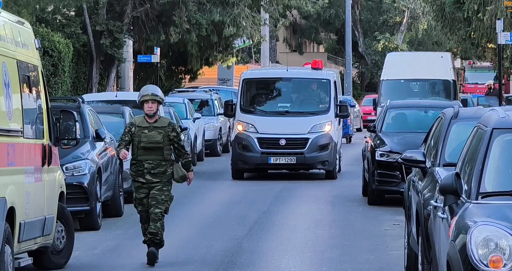 Λήξη συναγερμού στη Πεύκη: Η στιγμή που απομακρύνεται η οβίδα – Την μετακίνησαν παιδιά για να τη δείξουν στους γονείς