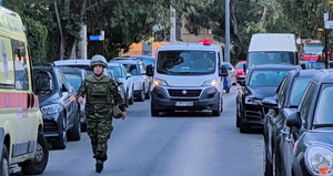 Λήξη συναγερμού στη Πεύκη: Η στιγμή που απομακρύνεται η οβίδα – Την μετακίνησαν παιδιά για να τη δείξουν στους γονείς