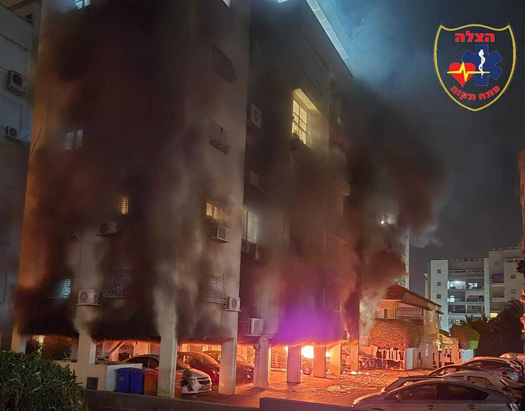 «Δεν θα πέσουμε» απαντά το Ιράν – Μεγάλη πυραυλική επίθεση κατά του Ισραήλ – Δύο νεκροί