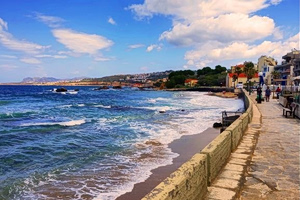 Χανιά: Λύματα σε κεντρική παραλία – «Μην πάτε για κολύμπι»