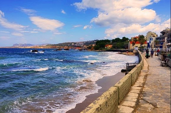 Χανιά: Λύματα σε κεντρική παραλία – «Μην πάτε για κολύμπι»