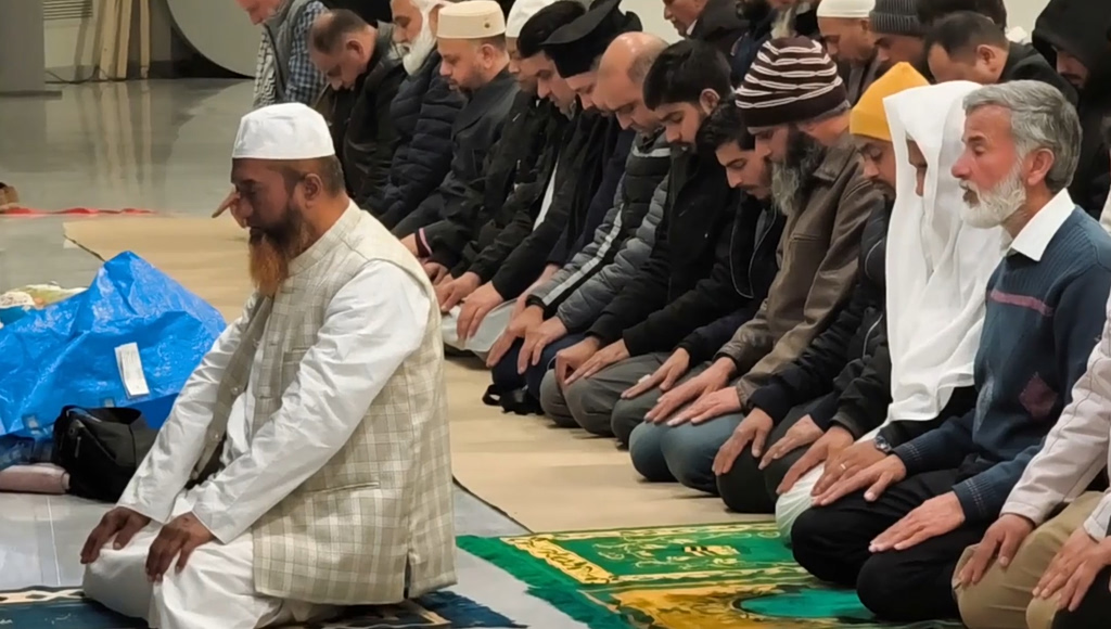 Το τελευταίο μεγάλο Ιφτάρ στην Πειραιώς: Οι μουσουλμάνοι της Αθήνας ετοιμάζονται για το Μπαϊράμι (vid)