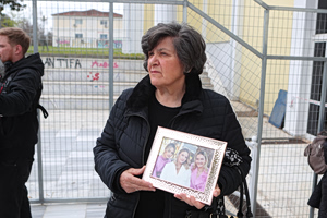 Ραγίζει καρδιές η γιαγιά των τριών κοριτσιών της οικογένειας Πλακιά – Κρατά μια φωτογραφία με τις εγγονές της