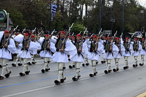 Εύζωνες: Η συγχρονισμένη περπατησιά με τα τσαρούχια που ξυπνά τις ψυχές των νεκρών