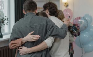 Ποιος φοβάται το reunion; – Η επιστροφή στο παρελθόν και η συνάντηση με τον εαυτό μας