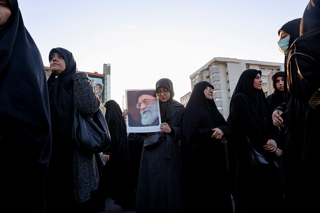 Ιράν: Χιλιάδες άνθρωποι στους δρόμους της Τεχεράνης για να τιμήσουν τον αγιατολάχ Χαμενεΐ