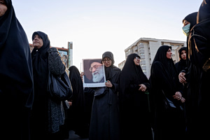 Ιράν: Χιλιάδες άνθρωποι στους δρόμους της Τεχεράνης για να τιμήσουν τον αγιατολάχ Χαμενεΐ