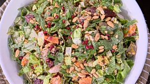 Ο Δημήτρης Σκαρμούτσος ετοιμάζει σαλάτα με ψητά λαχανικά και dressing ανθότυρου