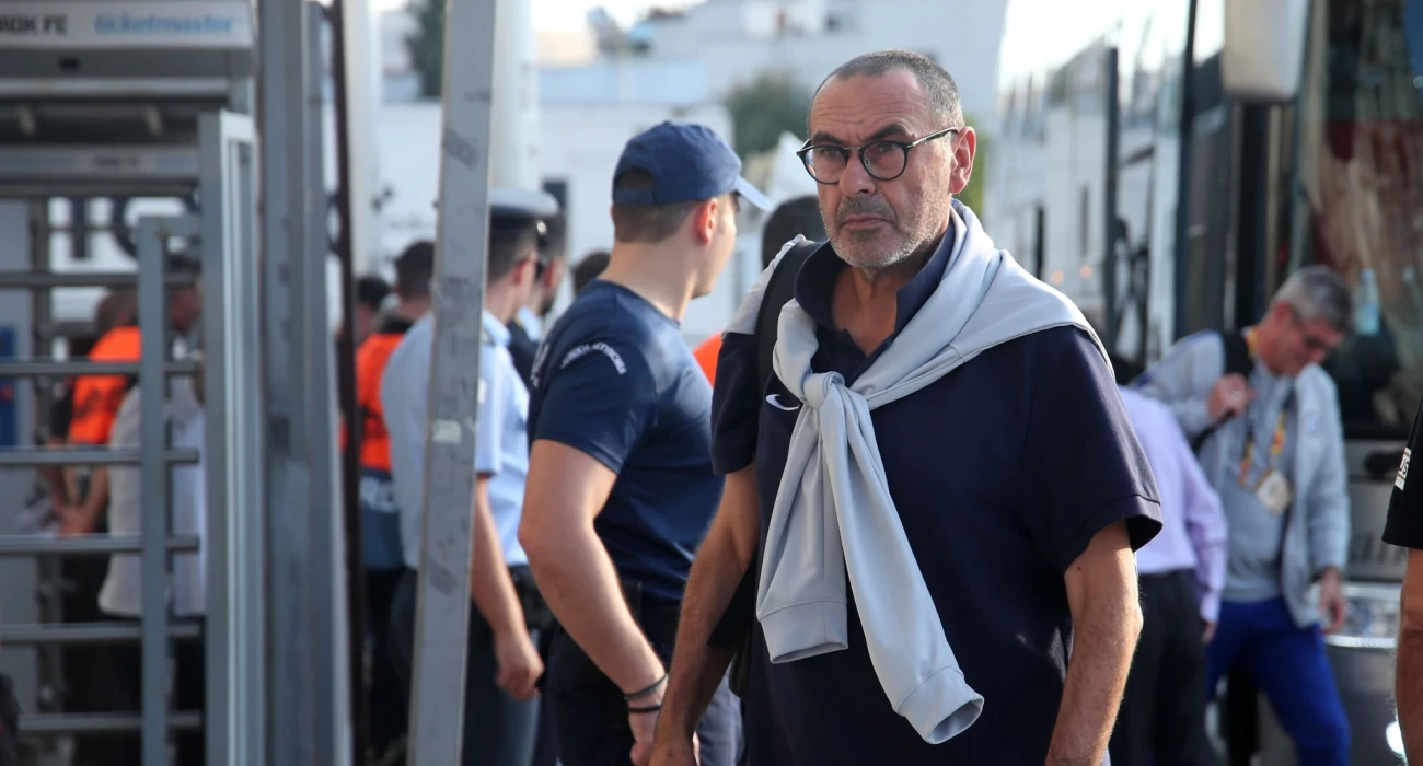 &Alpha;&pi;&omicron;&kappa;ά&lambda;&upsilon;&psi;&eta; &Sigma;ά&rho;&iota; &kappa;&alpha;&iota; &eta; &delta;&iota;&alpha;&phi;&omega;&nu;ί&alpha; &mu;&epsilon; &tau;&omicron;&nu; &Lambda;&omicron;&tau;ί&tau;&omicron;: &laquo;&Delta;&iota;&alpha;&phi;&omega;&nu;&omicron;ύ&sigma;&alpha; &pi;&lambda;ή&rho;&omega;&sigmaf; &mu;&epsilon; &tau;&eta; &pi;ώ&lambda;&eta;&sigma;&eta; &tau;&omicron;&upsilon; &Mu;&alpha;&nu;&delta;ά&raquo;