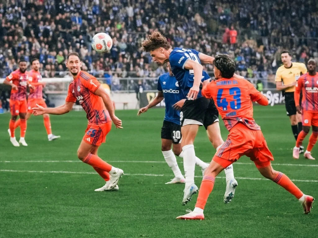 Η ολιγόλεπτη διακοπή σε παιχνίδι της Bundesliga ώστε οι παίκτες να σπάσουν τη νηστεία του Ραμαζανιού (vid)