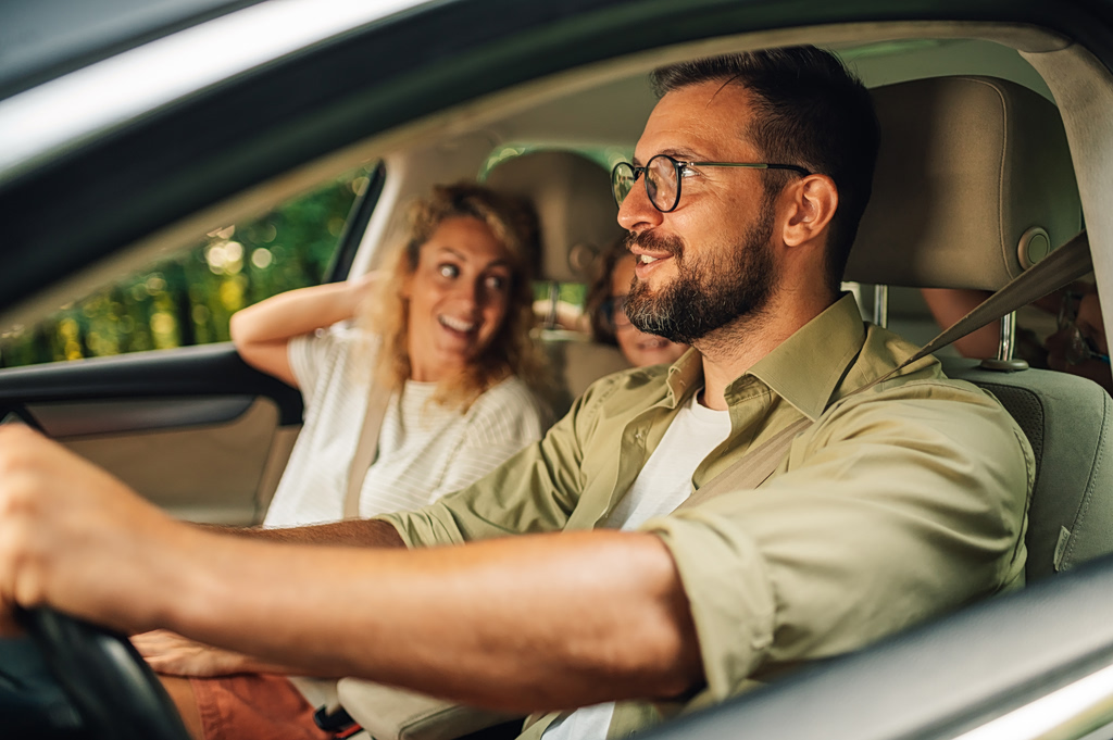 Ασφάλεια αυτοκινήτου: Πώς κυμαίνονται τα ασφάλιστρα και ποιες νέες επιλογές πληρωμής αλλάζουν το «τοπίο» στον κλάδο