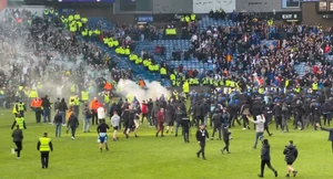 Eισβολή στο γήπεδο κι εκτεταμένα επεισόδια ανάμεσα σε οπαδούς των Ρέιντζερς και Σέλτικ (vid)