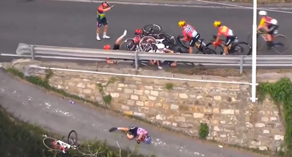 Σοκαριστικός τραυματισμός σε αγώνα ποδηλασίας – Στο νοσοκομείο μία αθλήτρια (video)