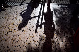 Νέες καταγγελίες για επιθέσεις μαθητών σε βάρος καθηγητών – «Mου έχουνε πετάξει στυλό και κόντεψε να πάει στο μάτι μου»