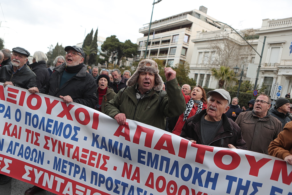 Στο Σύνταγμα οι συνταξιούχοι – «Τα ημίμετρα δεν επαρκούν πλέον μπροστά στο κύμα της ακρίβειας»