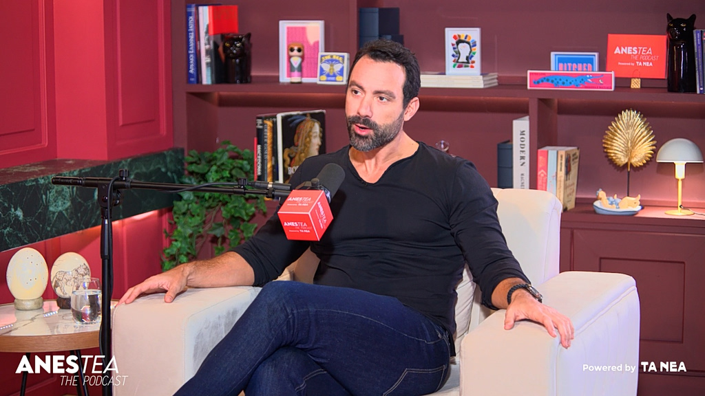 Σάκης Τανιμανίδης σε ρόλο «Δρ. Τζέκιλ» στο AnesTea The Podcast: Πίσω από τον παρουσιαστή βρίσκεται ο επιχειρηματίας