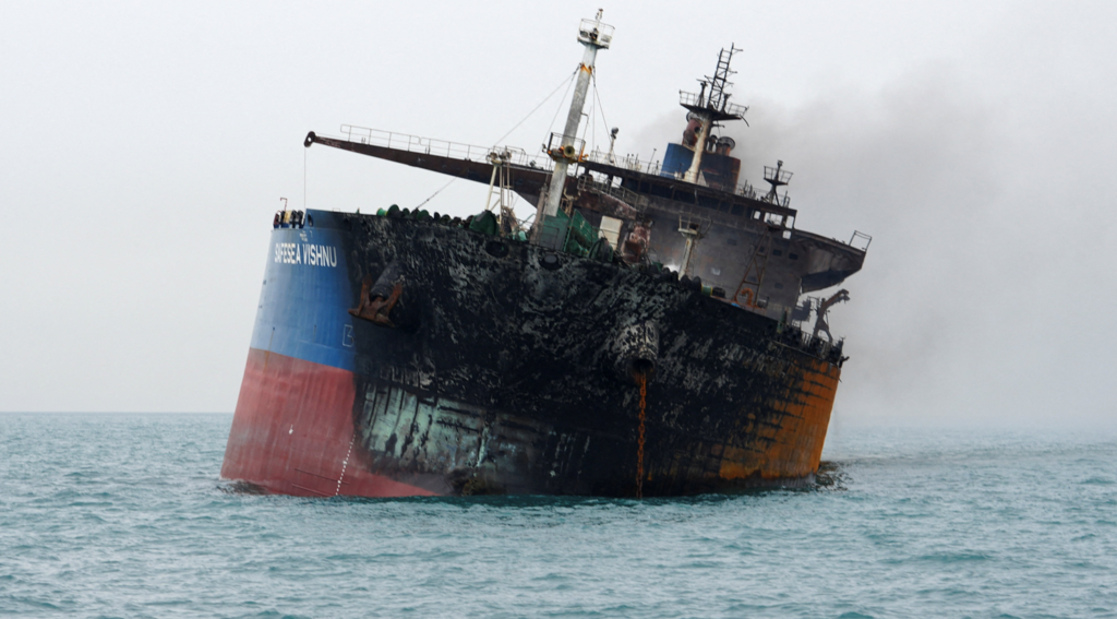 Έξι πλήγματα σε πλοία στα Στενά του Ορμούζ σε 48 ώρες – Νέες επιθέσεις με drone στο Ντουμπάι