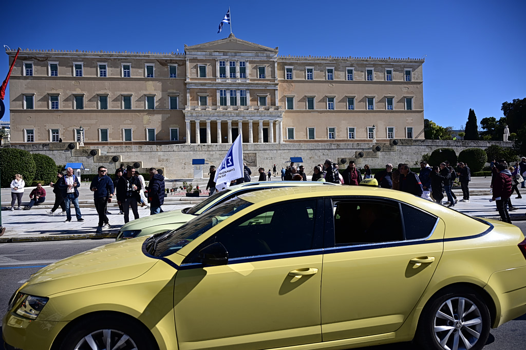 Πανελλήνια Ομοσπονδία Αυτοκινητιστών Ταξί: Πανελλαδική απεργία από την Τρίτη – Πόσο θα διαρκέσει
